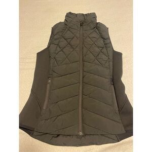 Bernardo puffer vest women’s size medium black puffer vest with hood